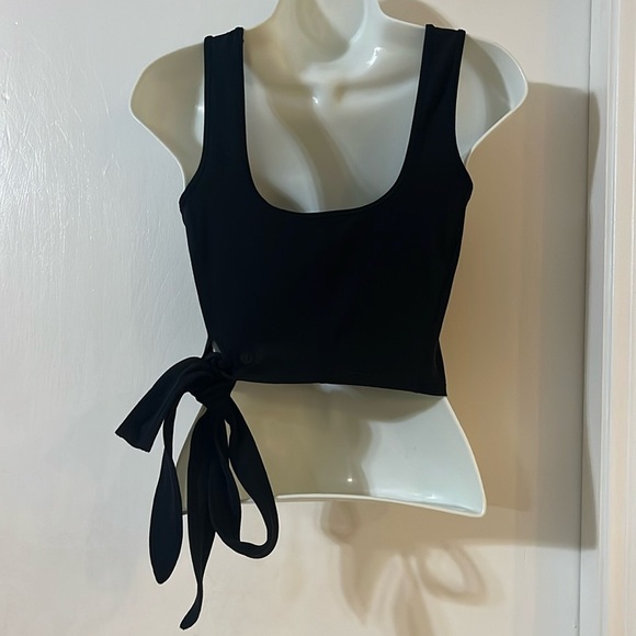 Lululemon cropped tank with tie - Picture 1 of 4